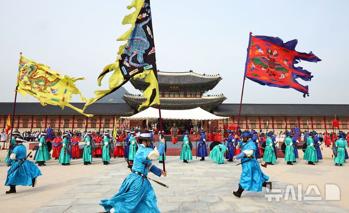 [서울=뉴시스] 최진석 기자 = 30일 오후 서울 종로구 경복궁 흥례문광장에서 열린 궁궐 호위군사열의식에서 신호체계에 따른 진법 시연이 펼쳐지고 있다.  2025.10.30. myjs@newsis.com