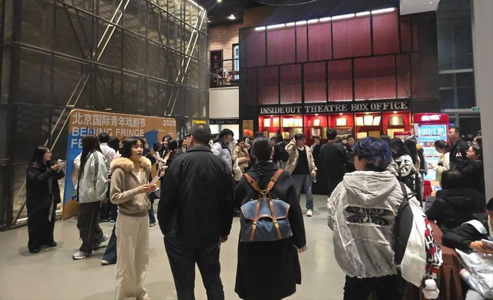 국립극단 '십이야'가 지난 24~25일 중국 베이징 중간극장에서 공연됐다. 사진은 공연 입장을 기다리고 있는 중국 관객들. (사진=국립극단 제공) *재판매 및 DB 금지