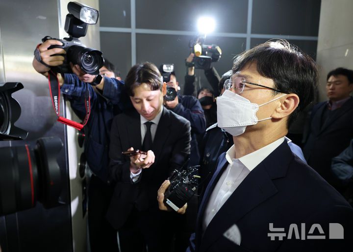 [서울=뉴시스] 이영환 기자 = 임성근 전 해병대 1사단장이 31일 오후 서울 서초구 순직해병 특검팀(이명현 특별검사) 사무실에서 진행되는 피의자 소환조사에 출석하고 있다. 2025.10.31. 20hwan@newsis.com