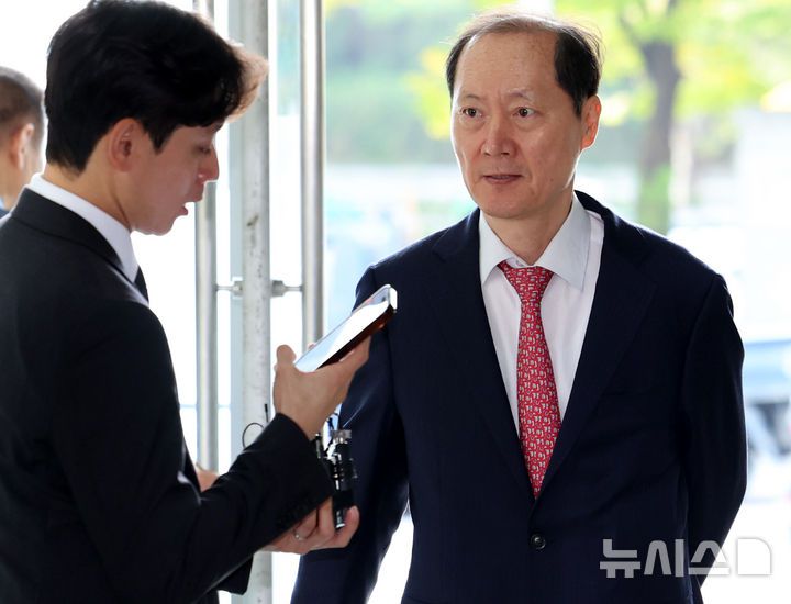 [서울=뉴시스] 이영환 기자 = 임성근 전 해병대 1사단장이 변호인 이완규 전 법제처장이 31일 오후 서울 서초구 순직해병 특검팀(이명현 특별검사) 사무실로 향하고 있다. 2025.10.31. 20hwan@newsis.com