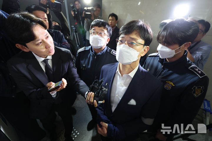 [서울=뉴시스] 이영환 기자 = 임성근 전 해병대 1사단장이 31일 오후 서울 서초구 순직해병 특검팀(이명현 특별검사) 사무실에서 진행되는 피의자 소환조사에 출석하고 있다. 2025.10.31. 20hwan@newsis.com