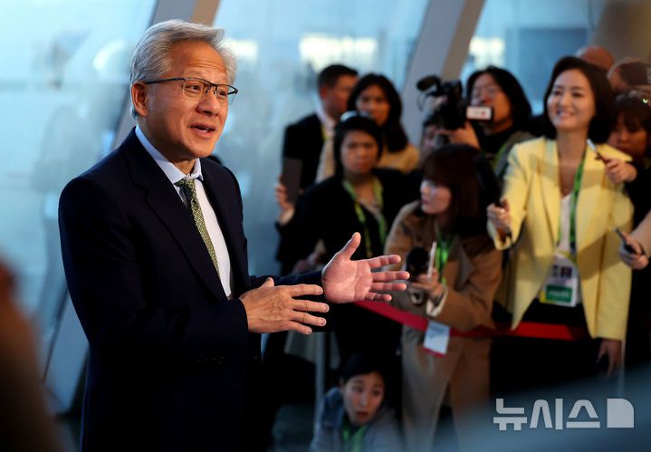 [경주=뉴시스] 이무열 기자 = 젠슨 황 엔비디아 최고경영자(CEO)가 31일 경북 경주예술의전당 원화홀에서 열린 2025년 아시아태평양경제협의체(APEC) 경주 엔비디아 기자간담회 입장 전 취재진 질문에 답하고 있다. 2025.10.31. lmy@newsis.com