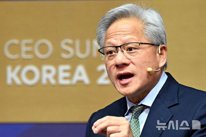 [경주=뉴시스] 추상철 기자 = 젠슨 황 엔비디아 최고경영자(CEO)가 31일 경북 경주예술의전당에서 열린 아시아태평양경제협의체(APEC) CEO 서밋에서 특별세션 기조연설을 하고 있다. (자료사진) 2025.10.31. photo@newsis.com