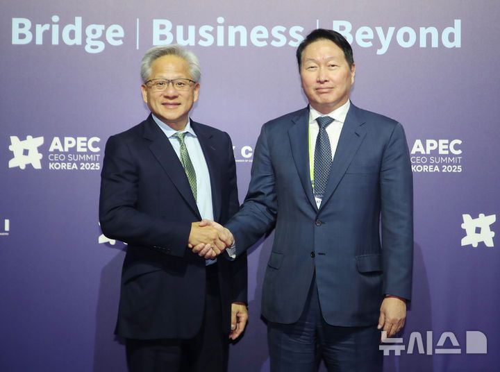 [서울=뉴시스] 추상철 기자 = 최태원 대한상공회의소 회장과 젠슨 황 엔비디아 CEO가 31일 경북 경주예술의전당에서 면담에 앞서 기념촬영을 하고 있다. (사진= 대한상공회의소 제공) 2025.10.31. photo@newsis.com
