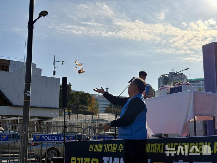 [서울=뉴시스] 한이재 기자 = 1일 오후 서울 용산구 전쟁기념관 앞에서 12.29 무안공항 제주항공 여객기 참사 유가족 협의회가 희생자 중 생일이 있었던 이들을 축하하고 이름을 적은 한지를 태우고 있다. 2025.11.01. nowone@newsis.com