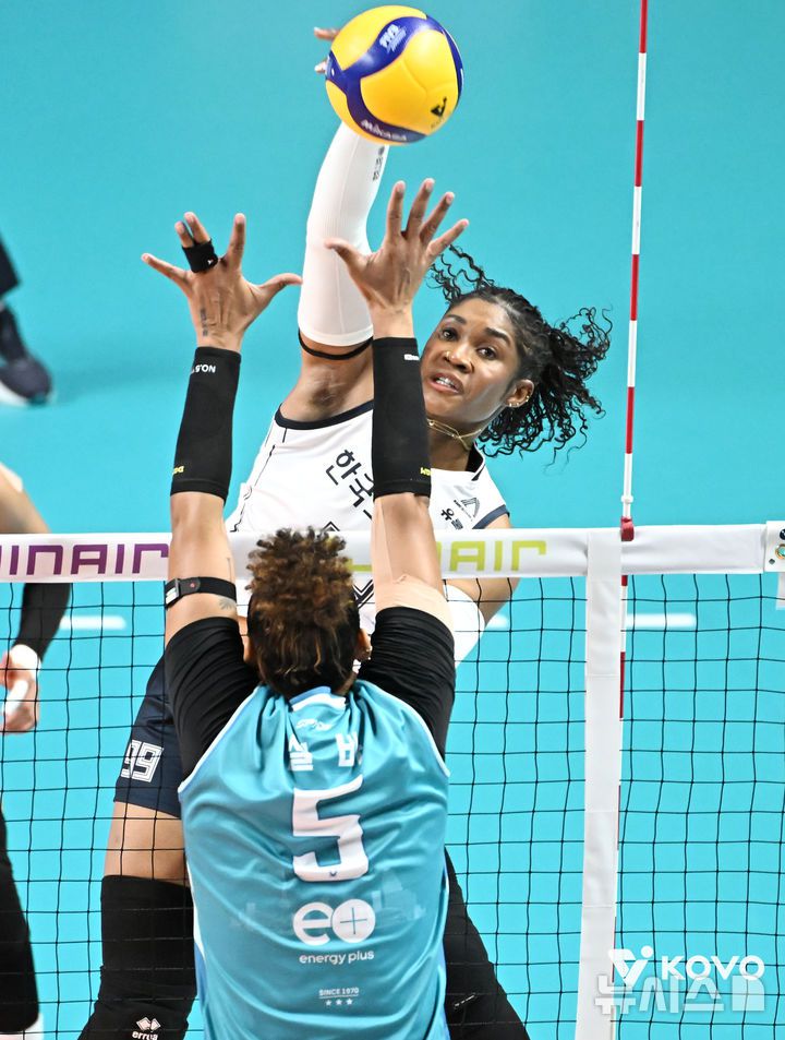 [서울=뉴시스] 여자배구 한국도로공사 모마(뒤)가 1일 서울 장충체육관에서 열린 진에어 2025~2026 V-리그 여자부 경기에서 GS칼텍스를 상대로 공격을 시도하고 있다. (사진=KOVO 제공) 2025.11.01.