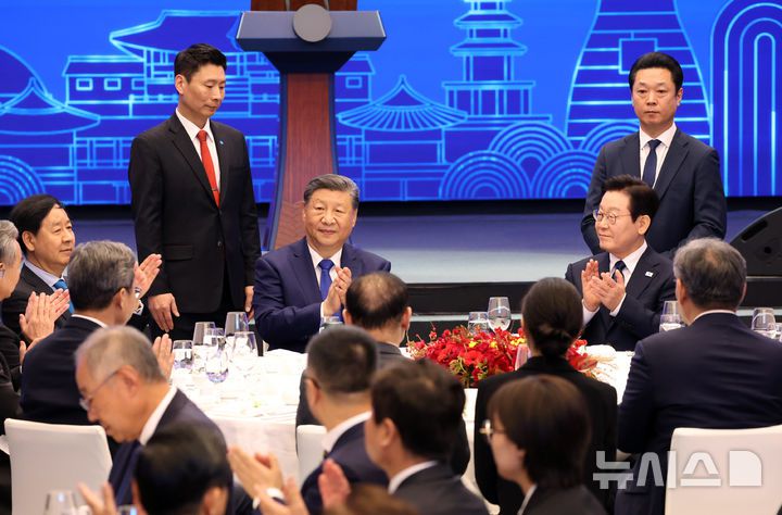 [경주=뉴시스] 고범준 기자 = 이재명 대통령과 시진핑 중국 국가주석이 1일 경북 소노캄 경주 그랜드볼룸에서 열린 한중 국빈만찬에서 박수를 치고 있다. 2025.11.01. bjko@newsis.com