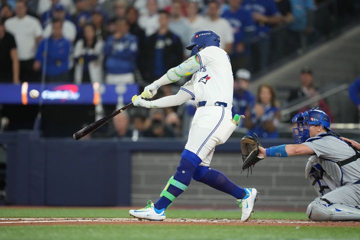 [토론토=AP/뉴시스] 토론토 블루제이스의 보 비셋이 1일(현지 시간) 캐나다 토론토의 로저스 센터에서 열린 2025 메이저리그 월드시리즈(WS·7전4선승제) 최종 7차전 LA 다저스와 경기 3회 말 오타니 쇼헤이로부터 3점 홈런을 치고 있다. 2025.11.02.