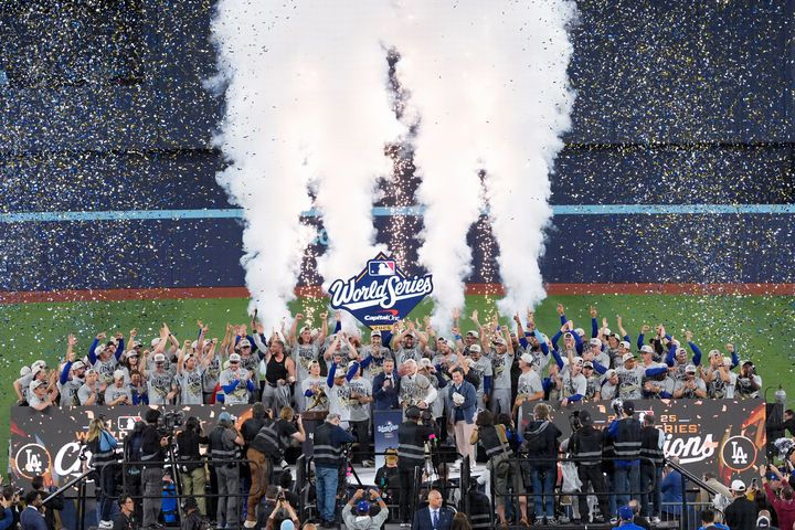 [토론토=AP/뉴시스] 로스앤젤레스(LA) 다저스 선수단이 1일(현지 시간) 캐나다 토론토의 로저스 센터에서 열린 2025 메이저리그 월드시리즈(WS·7전4선승제) 정상에 올라 트로피를 들고 환호하고 있다. 다저스는 최종 7차전에서 토론토 블루제이스를 5-4로 꺾고 4승 3패로 우승하며 2연패를 달성했다. 2025.11.02.