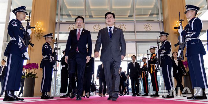 [서울=뉴시스] 최동준 기자 = 이재명 대통령이 2일 한-싱가포르 정상회담이 열리는 서울 용산 대통령실에서 로렌스 웡 싱가포르 총리와 회담장으로 이동하고 있다. (대통령실통신사진기자단) 2025.11.02. photocdj@newsis.com