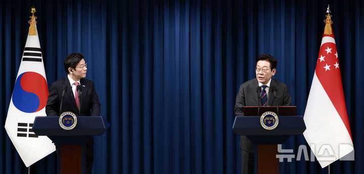 [서울=뉴시스] 최동준 기자 = 이재명 대통령과 로렌스 웡 싱가포르 총리가 2일 서울 용산 대통령실 청사에서 공동언론발표를 하고 있다. 2025.11.02. photocdj@newsis.com