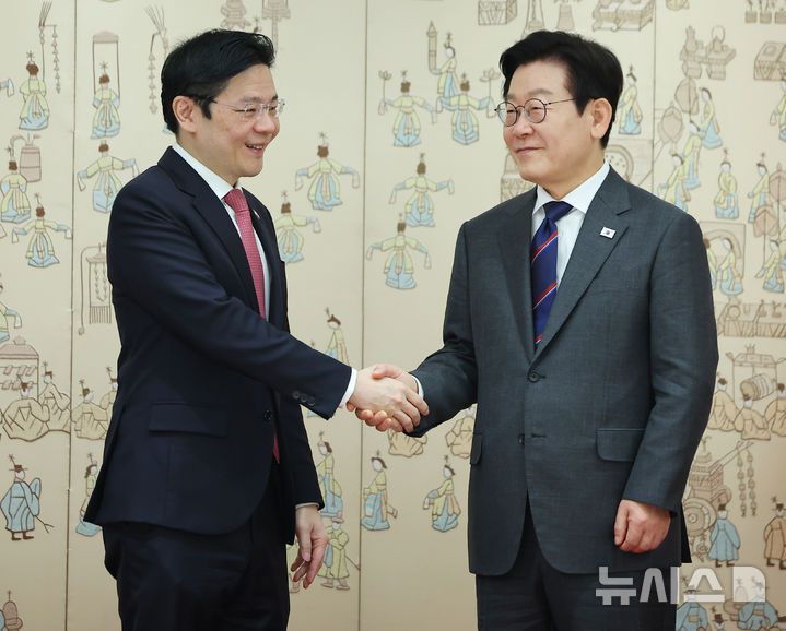 [서울=뉴시스] 고범준 기자 = 이재명 대통령과 로렌스 웡 싱가포르 총리가 2일 서울 용산 대통령실 청사에서 열린 한-싱가포르 MOU 교환식을 마치고 악수하고 있다. (대통령실통신사진기자단) 2025.11.02. bjko@newsis.com