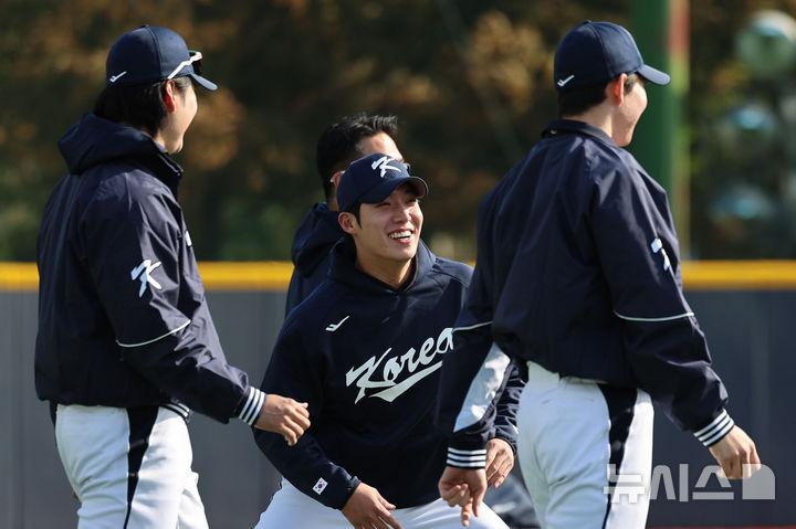 [고양=뉴시스] 권창회 기자 = 대한민국 야구 국가대표팀 원태인이 2일 오후 경기 고양시 고양국가대표야구훈련장에서 첫 훈련을 하고 있다. 2025.11.02. kch0523@newsis.com