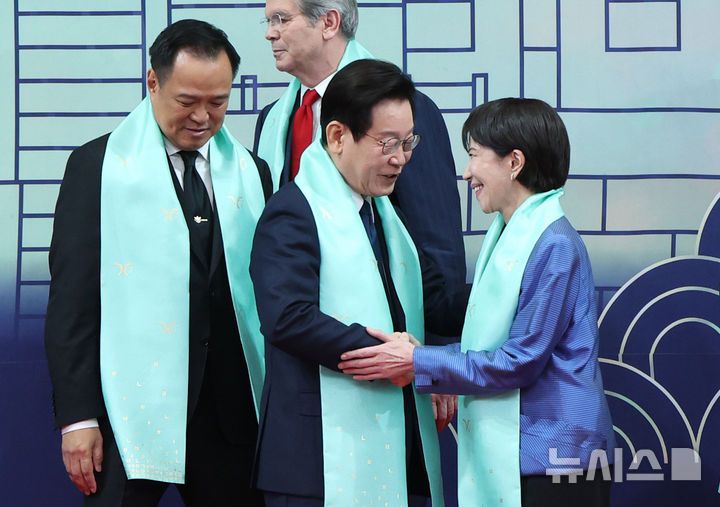 [경주=뉴시스] 최동준 기자 = 이재명 대통령이 1일 경북 경주화백컨벤션센터에서 열린 APEC(아시아태평양경제협력체) 정상회의 공식 기념촬영 행사에서 다카이치 사나에 일본 총리와 인사하고 있다. 2025.11.02. photocdj@newsis.com