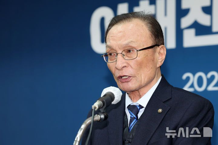 [서울=뉴시스] 배훈식 기자 = 이해찬 민주평화통일자문회의 수석부의장이 3일 오전 서울 중구 민주평통사무처에서 열린 취임식에서 취임사를 하고 있다. 2025.11.03. dahora83@newsis.com