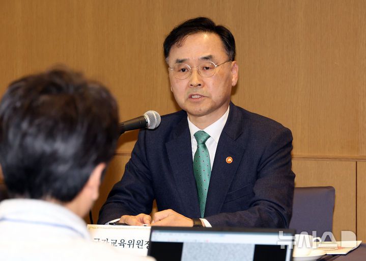 [세종=뉴시스] 강종민 기자 = 차정인 국가교육위원장이 3일 세종시 코트야드 바이 메리어트 세종에서 열린 '국가교육위원장-교육기자 간담회'에서 발언하고 있다. 2025.11.03. ppkjm@newsis.com