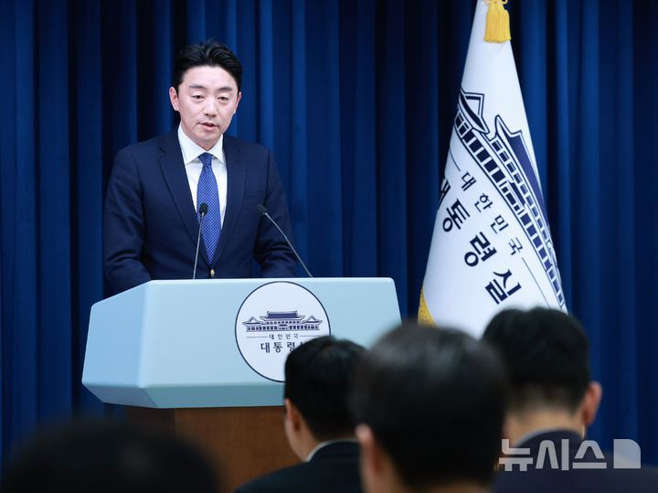 [서울=뉴시스] 고범준 기자 = 강훈식 비서실장이 3일 서울 용산 대통령실 청사에서 재판중지법 등 현안 관련 브리핑을 하고 있다. 2025.11.03. bjko@newsis.com