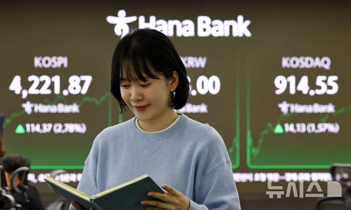 [서울=뉴시스] 최진석 기자 = 코스피가 전 거래일(4107.50)보다 114.37포인트(2.78%) 오른 4221.87에 마감한 3일 서울 중구 하나은행 딜링룸에 종가가 보이고 있다.코스닥 지수는 전 거래일(900.42)보다 14.13포인트(1.57%) 상승한 914.55에 거래를 종료, 서울 외환시장에서 원·달러 환율은 전 거래일(1424.4원)보다 4.4원 오른 1428.8원에 주간 거래를 마감했다. 2025.11.03. myjs@newsis.com