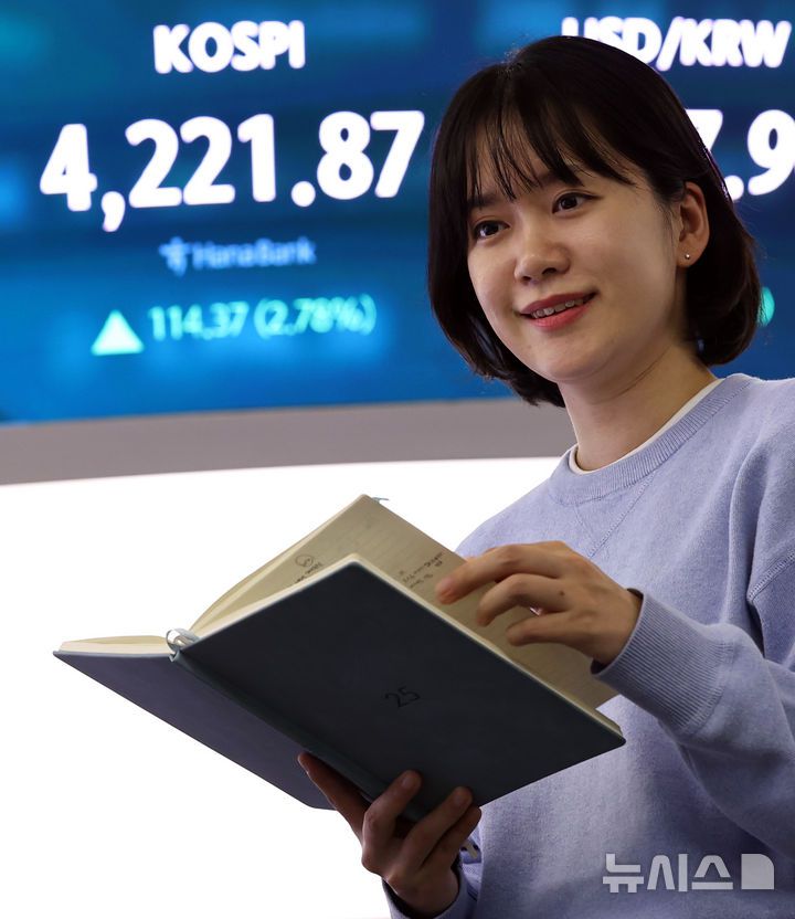 [서울=뉴시스] 최진석 기자 = 코스피가 전 거래일(4107.50)보다 114.37포인트(2.78%) 오른 4221.87에 마감한 3일 서울 중구 하나은행 딜링룸에 종가가 보이고 있다.코스닥 지수는 전 거래일(900.42)보다 14.13포인트(1.57%) 상승한 914.55에 거래를 종료, 서울 외환시장에서 원·달러 환율은 전 거래일(1424.4원)보다 4.4원 오른 1428.8원에 주간 거래를 마감했다. 2025.11.03. myjs@newsis.com