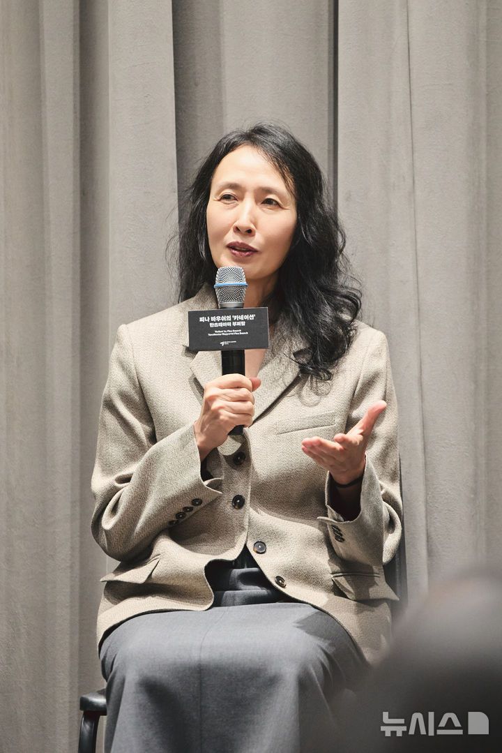 [서울=뉴시스]4일 서울 강서구 LG아트센터에서 열린 피나 바우쉬의 '카네이션' 탄츠테아터 부퍼탈 기자간담회에서 김나영 리허설 어시스턴트가 발언하고 있다. (사진=LG아트센터 제공)