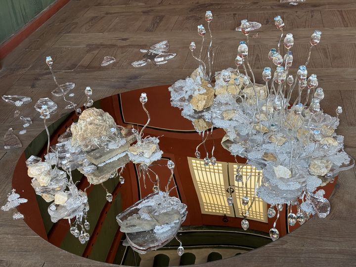 [서울=뉴시스] 이수린 수습 기자 = 서울 덕수궁에서 '땅의 조각, 피어나다' 전시가 열린다. 이규비 작가의 작품 '빛으로 깨우는 유물'. *재판매 및 DB 금지