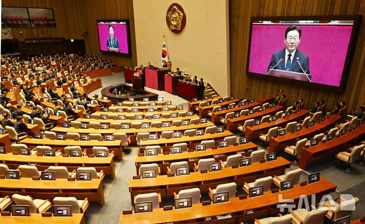 [서울=뉴시스] 국회사진기자단 = 이재명 대통령이 4일 서울 여의도 국회 본회의장에서 시정연설을 하고 있다. 이날 국민의힘은 불참했다. 2025.11.04. photo@newsis.com