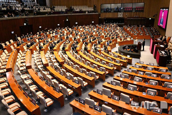 [서울=뉴시스] 국회사진기자단 = 이재명 대통령이 4일 서울 여의도 국회 본회의장에서 2026년도 정부 예산안에 대한 시정연설을 하고 있다. 국민의힘 의원들의 빈자리가 눈에 띄고 있다.2025.11.04. photo@newsis.com