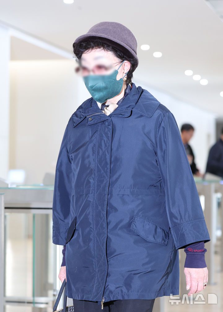 [서울=뉴시스] 황준선 기자 = 윤석열 전 대통령의 부인 김건희 여사의 모친 최은순 씨가 4일 오전 서울 종로구 KT광화문빌딩 웨스트에 마련된 김건희 여사의 의혹을 수사하는 민중기 특별검사 사무실에 피의자 신분으로 출석하고 있다. 2025.11.04. hwang@newsis.com