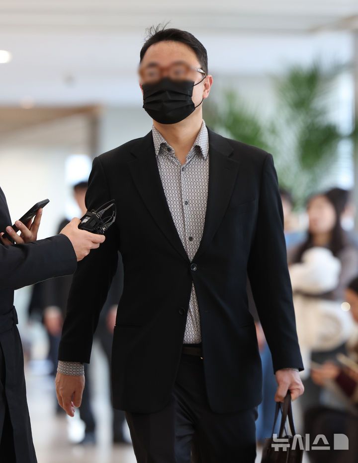 [서울=뉴시스] 황준선 기자 = 윤석열 전 대통령의 부인 김건희 여사의 오빠 김진우 씨가 4일 오전 서울 종로구 KT광화문빌딩 웨스트에 마련된 김건희 여사의 의혹을 수사하는 민중기 특별검사 사무실에 피의자 신분으로 출석하고 있다. 2025.11.04. hwang@newsis.com