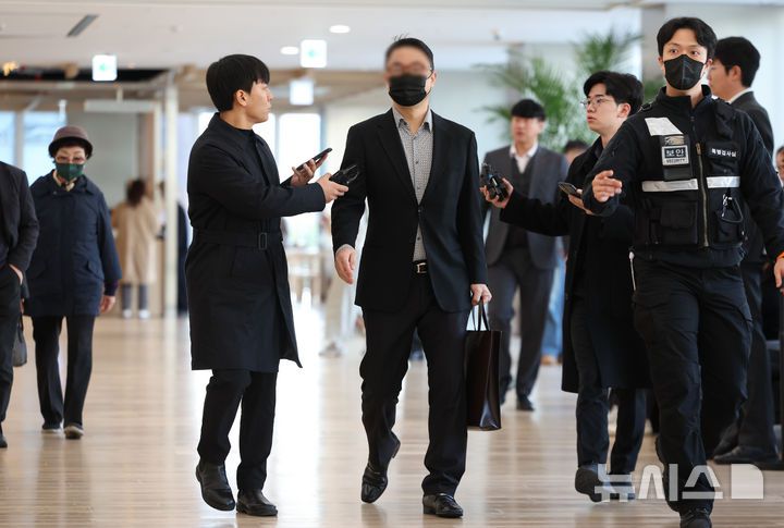 [서울=뉴시스] 황준선 기자 = 윤석열 전 대통령의 부인 김건희 여사의 오빠 김진우 씨가 4일 오전 서울 종로구 KT광화문빌딩 웨스트에 마련된 김건희 여사의 의혹을 수사하는 민중기 특별검사 사무실에 피의자 신분으로 출석하고 있다. 2025.11.04. hwang@newsis.com