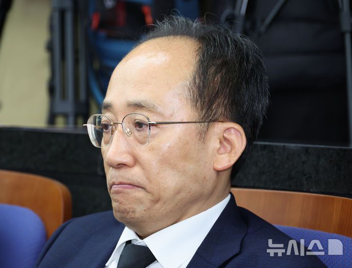 [서울=뉴시스] 김금보 기자 = 추경호 국민의힘 의원이 4일 오전 서울 여의도 국회에서 열린 의원총회에 출석해 있다. 2025.11.04. kgb@newsis.com