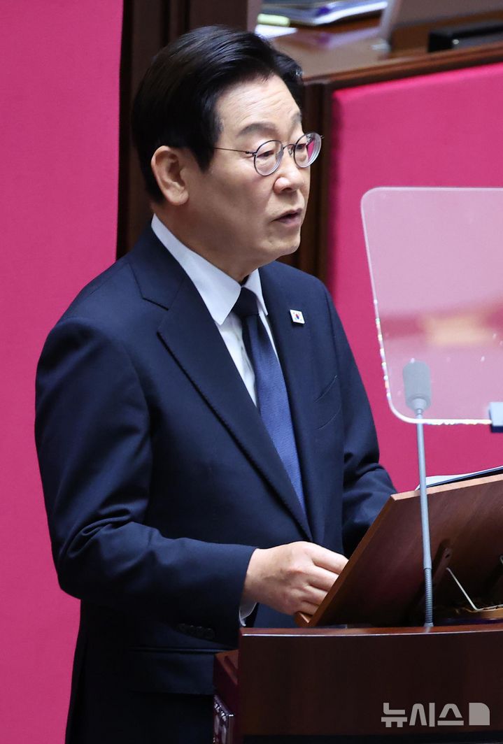 [서울=뉴시스] 고범준 기자 = 이재명 대통령이 4일 서울 여의도 국회에서 2026년도 정부 예산안에 대한 시정연설을 하고 있다. 2025.11.04. bjko@newsis.com