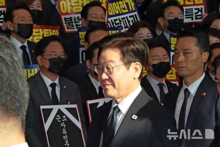 [서울=뉴시스] 국회사진기자단 = 이재명 대통령이 4일 오전 서울 여의도 국회에서 시정연설을 위해 이동하는 가운데 국민의힘 의원들이 검은 양복과 넥타이를 메고 마스크를 착용한 채 침묵시위를 하고 있다. 2025.11.04. photo@newsis.com