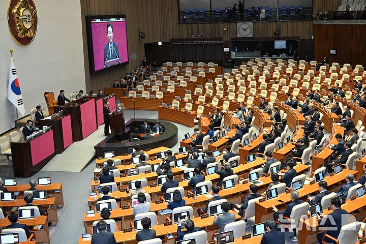 [서울=뉴시스] 국회사진기자단 = 이재명 대통령이 4일 서울 여의도 국회 본회의장에서 2026년도 예산안 및 기금운용계획안에 대한 시정연설을 하고 있다.  이 대통령 시정연설하는 동안 국민의힘 의원들이 불참하면서 의석이 비어 있다. 2025.11.04. photo@newsis.com
