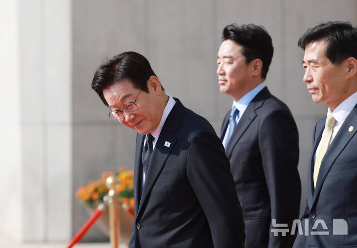 [서울=뉴시스] 고범준 기자 = 이재명 대통령이 4일 서울 여의도 국회에서 열린 2026년도 정부 예산안에 대한 시정연설을 마치고 이동하며 인사하고 있다. 2025.11.04. bjko@newsis.com