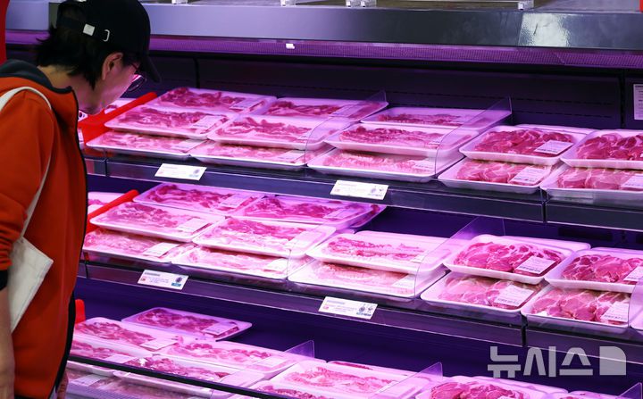 [서울=뉴시스] 최진석 기자 = 사진은 지난해 11월4일 서울 한 마트 돼지고기 코너의 모습. 2025.11.04. myjs@newsis.com