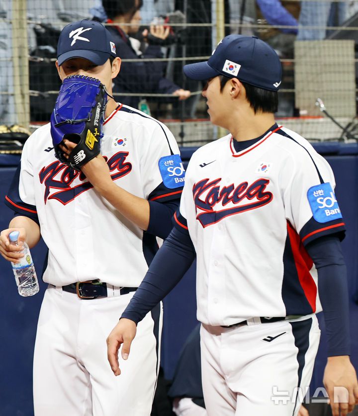 [서울=뉴시스] 최진석 기자 = 야구 국가대표팀 문동주와 원태인이 4일 서울 고척스카이돔에서 열린 훈련에서 이동하고 있다. 2025.11.04. myjs@newsis.com