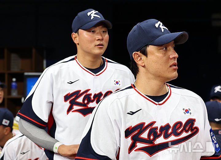 [서울=뉴시스] 최진석 기자 = 야구 국가대표팀 이재원과 박동원이 4일 서울 고척스카이돔에서 열린 훈련에 나서고 있다. 2025.11.04. myjs@newsis.com