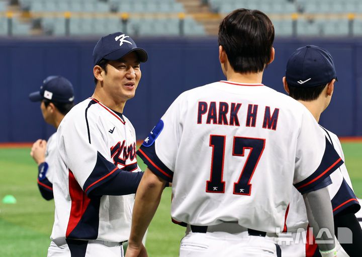[서울=뉴시스] 최진석 기자 = 야구 국가대표팀 최재훈과 박해민이 4일 서울 고척스카이돔에서 열린 훈련에서 몸을 풀며 대화를 나누고 있다. 2025.11.04. myjs@newsis.com
