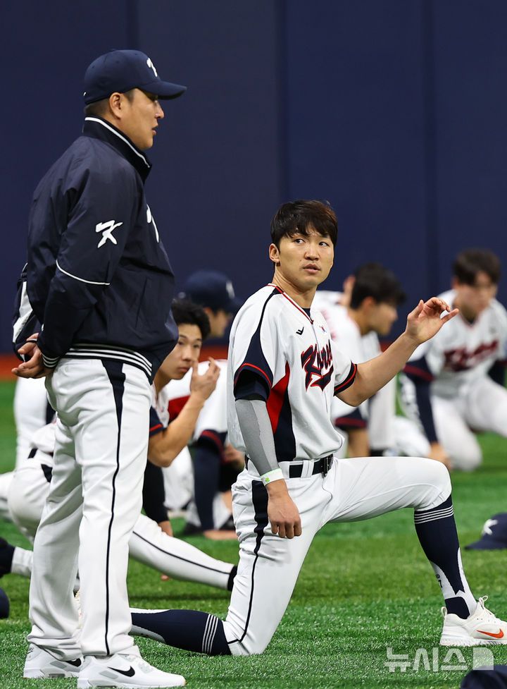 [서울=뉴시스] 최진석 기자 = 야구 국가대표팀 박해민이 4일 서울 고척스카이돔에서 열린 훈련에서 몸을 풀고 있다. 2025.11.04. myjs@newsis.com