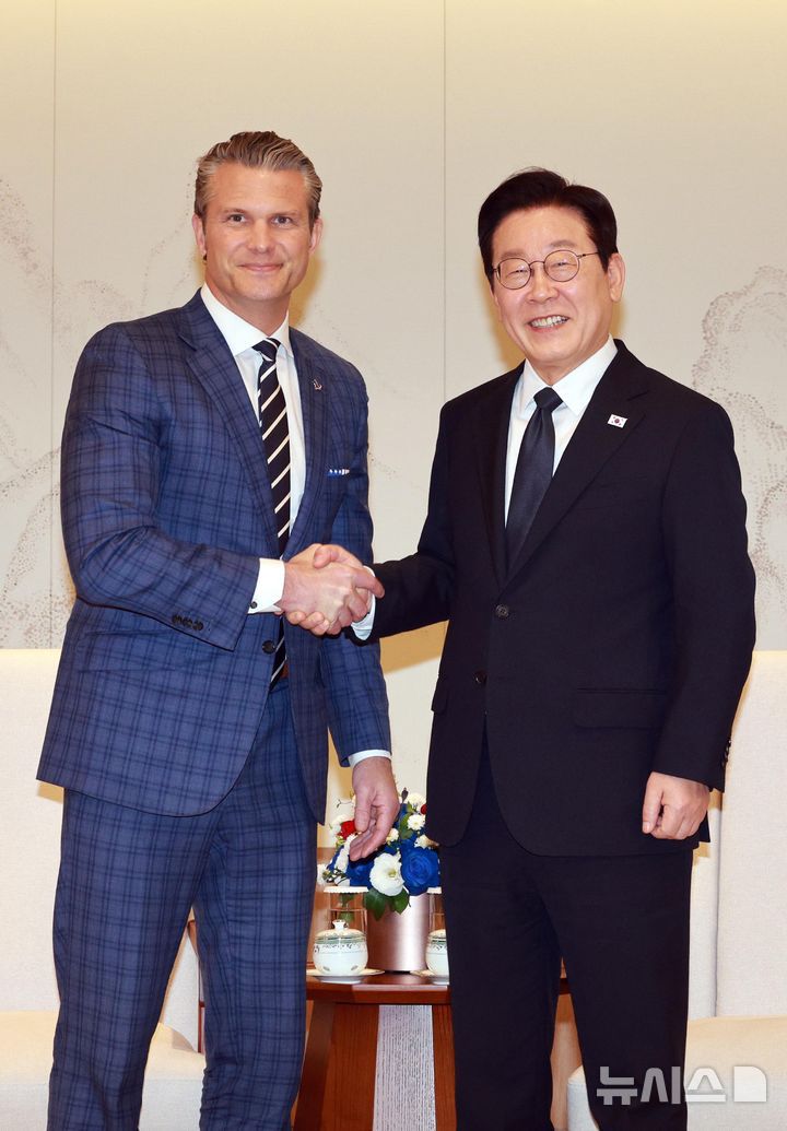 [서울=뉴시스] 고범준 기자 = 이재명 대통령이 4일 서울 용산 대통령실 청사에서 피트 헤그세스 미국 국방부 장관을 접견하고 있다. 2025.11.04. bjko@newsis.com
