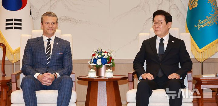 [서울=뉴시스] 고범준 기자 = 이재명 대통령이 4일 서울 용산 대통령실 청사에서 피트 헤그세스 미국 국방부 장관을 접견하고 있다. 2025.11.04. bjko@newsis.com