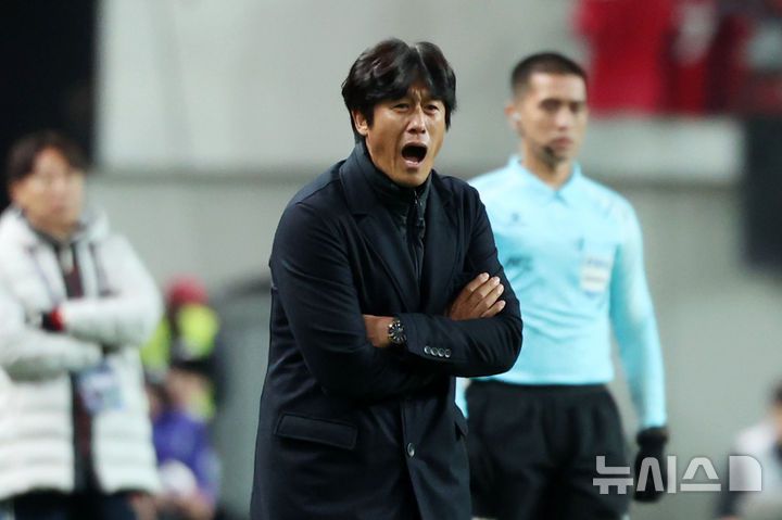 [서울=뉴시스] 조성우 기자 = 4일 오후 서울 마포구 서울월드컵경기장에서 열린 2025-2026 아시아축구연맹(AFC) 챔피언스리그 엘리트(ACLE) 리그 스테이지 4차전 FC서울과 청두 룽청의 경기, 청두 서정원 감독이 선수들에게 지시하고 있다. 2025.11.04. xconfind@newsis.com