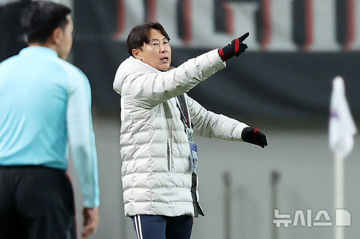 [서울=뉴시스] 조성우 기자 = 지난달 4일 오후 서울 마포구 서울월드컵경기장에서 열린 2025-2026 아시아축구연맹(AFC) 챔피언스리그 엘리트(ACLE) 리그 스테이지 4차전 FC서울과 청두 룽청의 경기, FC서울 김기동 감독이 선수들에게 지시하고 있다. 2025.11.04. xconfind@newsis.com