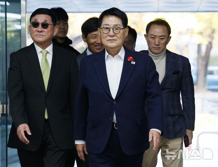 [서울=뉴시스] 김진아 기자 = '서해 공무원 피격 사건' 은폐 시도 및 '월북몰이' 혐의로 재판에 넘겨진 박지원 전 국가정보원장이 5일 서울 서초구 서울중앙지방법원에서 열린 1심 결심공판에 출석하고 있다. 2025.11.05. bluesoda@newsis.com