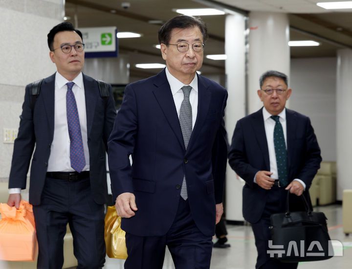 [서울=뉴시스] 김진아 기자 = '서해 공무원 피격 사건' 은폐 시도 및 '월북몰이' 혐의로 재판에 넘겨진 서훈 전 국가안보실장이 5일 서울 서초구 서울중앙지방법원에서 열린 1심 결심공판에 출석하고 있다. 2025.11.05. bluesoda@newsis.com