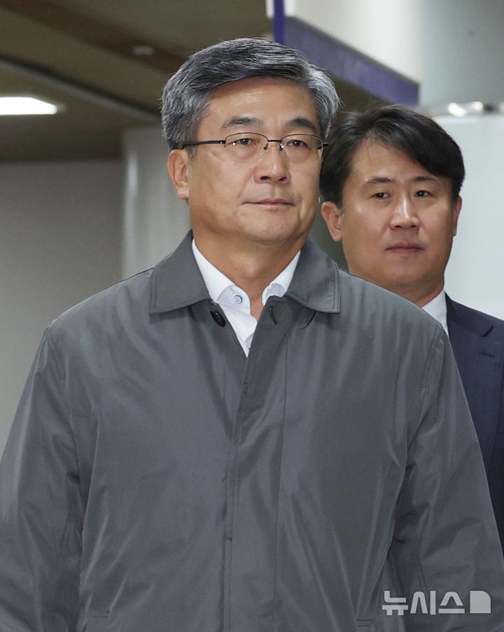 [서울=뉴시스] 김진아 기자 = '서해 공무원 피격 사건' 은폐 시도 및 '월북몰이' 혐의로 재판에 넘겨진 서욱 전 국방부 장관이 5일 서울 서초구 서울중앙지방법원에서 열린 1심 결심공판에 출석하고 있다. 2025.11.05. bluesoda@newsis.com
