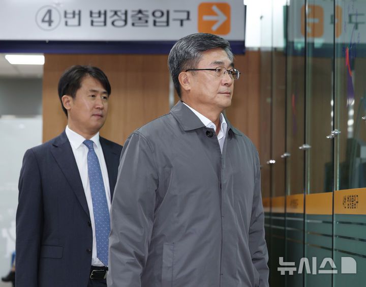 [서울=뉴시스] 김진아 기자 = '서해 공무원 피격 사건' 은폐 시도 및 '월북몰이' 혐의로 재판에 넘겨진 서욱 전 국방부 장관이 5일 서울 서초구 서울중앙지방법원에서 열린 1심 결심공판에 출석하고 있다. 2025.11.05. bluesoda@newsis.com