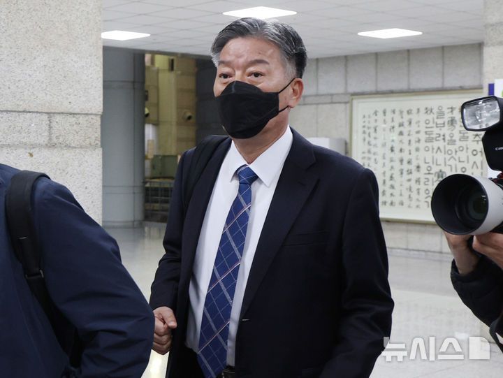 [서울=뉴시스] 김진아 기자 = '서해 공무원 피격 사건' 은폐 시도 및 '월북몰이' 혐의로 재판에 넘겨진 김홍희 전 해양경찰청장이 5일 서울 서초구 서울중앙지방법원에서 열린 1심 결심공판에 출석하고 있다. 2025.11.05. bluesoda@newsis.com