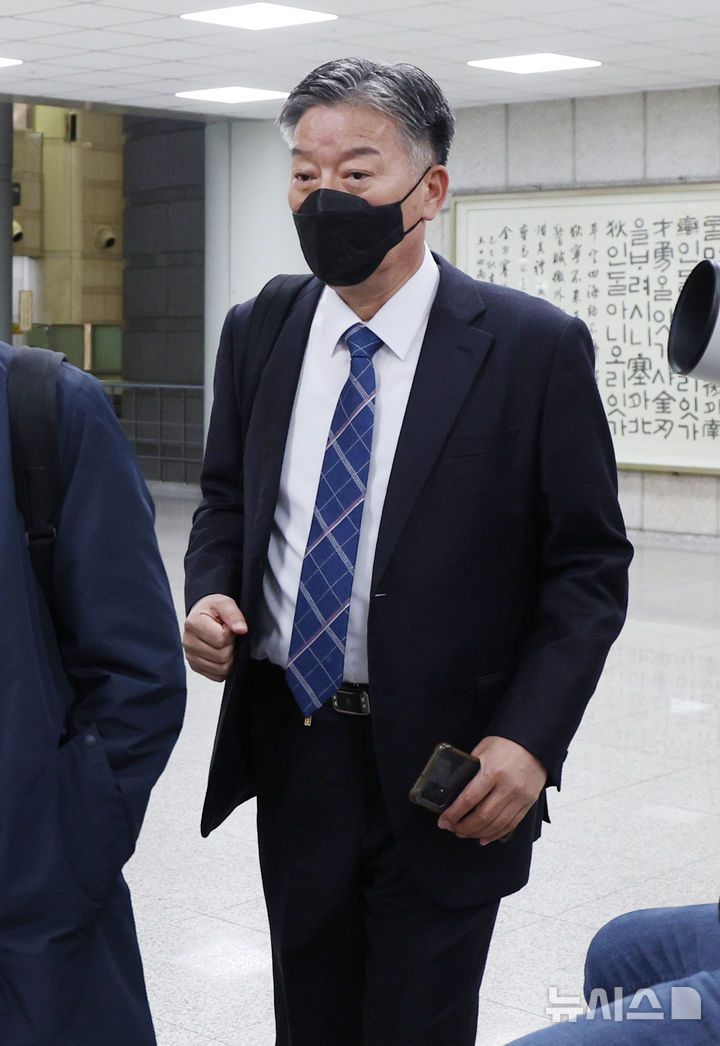 [서울=뉴시스] 김진아 기자 = '서해 공무원 피격 사건' 은폐 시도 및 '월북몰이' 혐의로 재판에 넘겨진 김홍희 전 해양경찰청장이 5일 서울 서초구 서울중앙지방법원에서 열린 1심 결심공판에 출석하고 있다. 2025.11.05. bluesoda@newsis.com